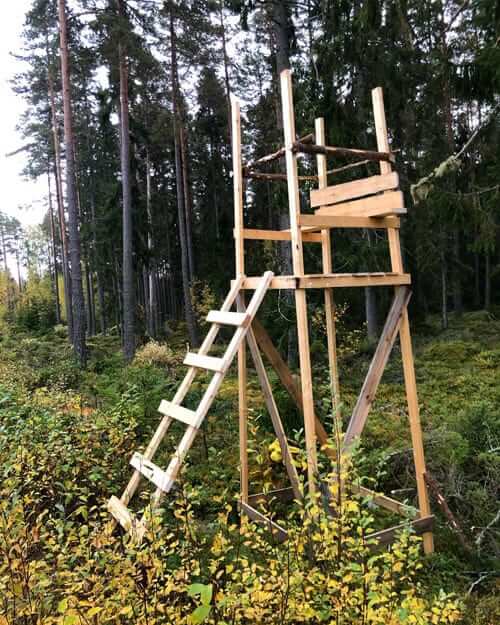 Ett av dem två jakttornen vi bar ut under arbetsdagen