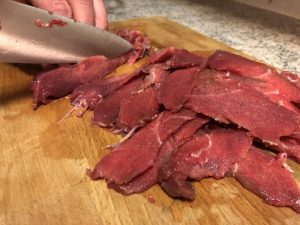 finhackade älgkötts bitar på en skärbräda