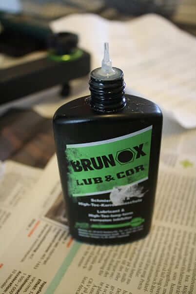 brunox olja i en plastburk